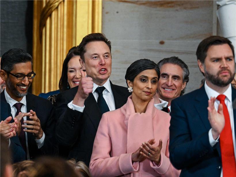Sundar Pichai und Elon Musk bei Donald Trumps Amtseinführung, unterstützt von Tech-Größen wie Mark Zuckerberg und Jeff Bezos