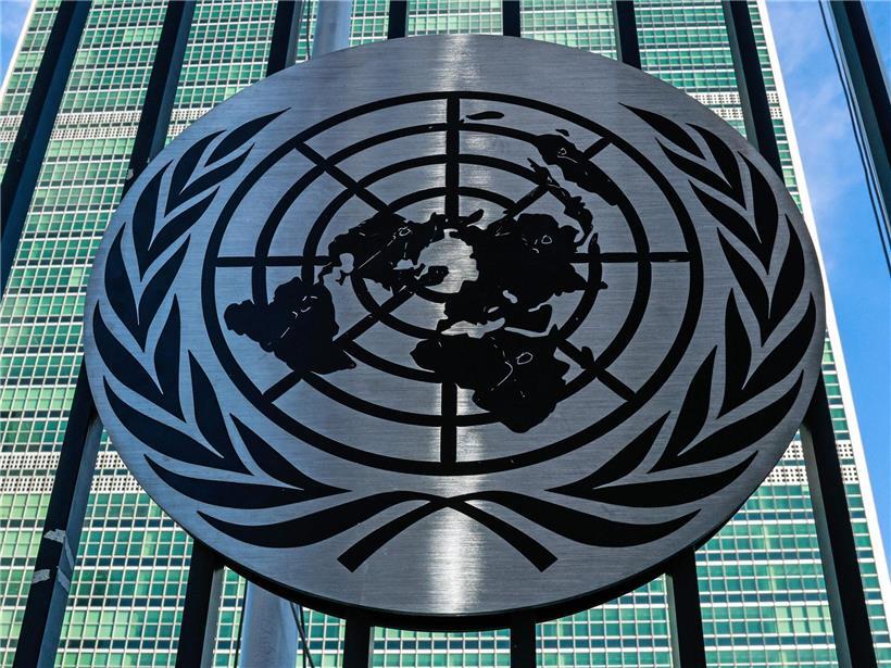 Schüler mit Koffer vor Flughafen, dem die Einreise zur UNO-Konferenz zur internationalen Verständigung verweigert wird