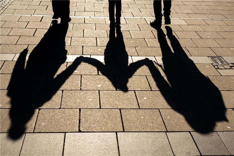 Eltern arbeiten nach Scheidung gemeinsam fürs Kindeswohl und ziehen an einem Strang in freundlicher Atmosphäre