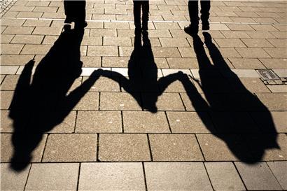 Eltern arbeiten nach Scheidung gemeinsam fürs Kindeswohl und ziehen an einem Strang in freundlicher Atmosphäre