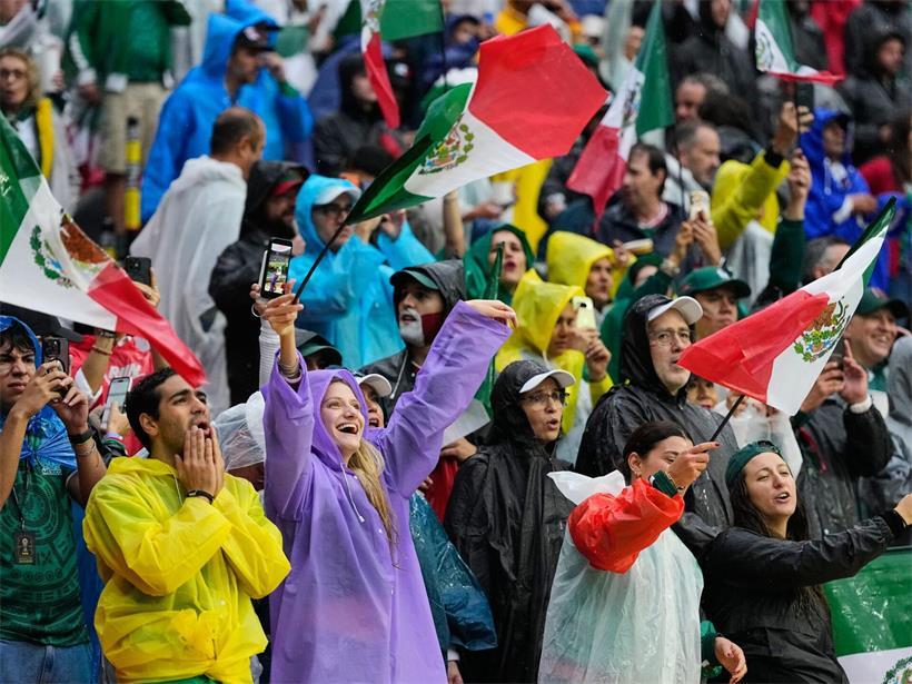  Fans beim Warten auf den Anpfiff des Achtelfinalspiels der Fußball-Weltmeisterschaft zwischen Mexiko und England 