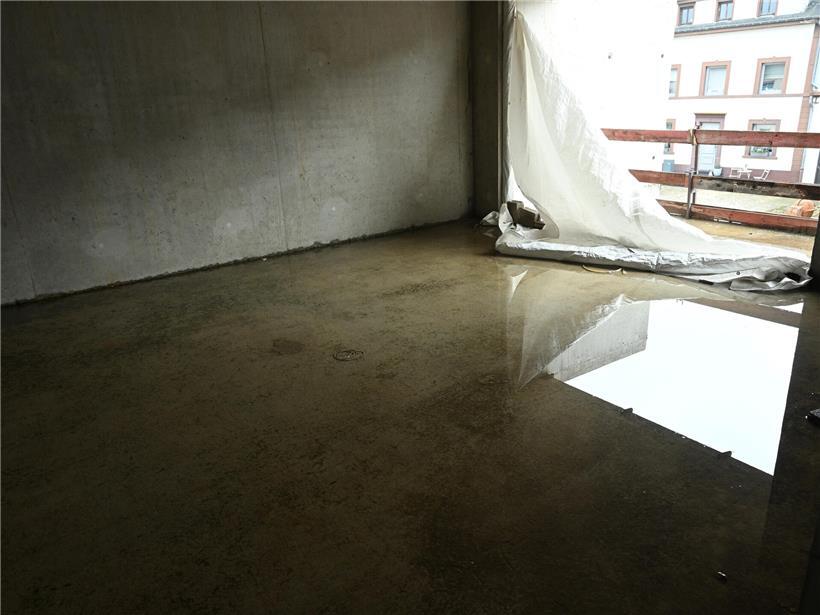 Überflutete Zimmer mit stehendem Wasser, Wasserschaden in Innenräumen, Wohnraum unter Wasser nach Hochwasser