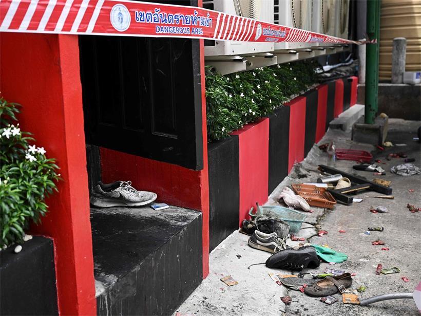 Brandreste und Schuhe vor Hintertür der Bar „Rong Beer Na Lat Phrao“ in Bangkok nach Feuer am 13. Juli 2026