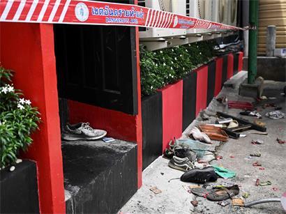 Brandreste und Schuhe vor Hintertür der Bar „Rong Beer Na Lat Phrao“ in Bangkok nach Feuer am 13. Juli 2026