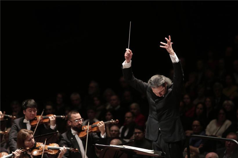Vladimir Jurowski dirigiert ein Orchester leidenschaftlich bei einem klassischen Konzert