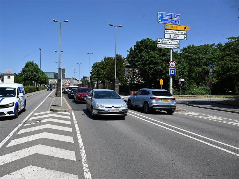 Grafik mit Fahrstrecken der Tram, zeigt unterbrochene Stationen und Fahrzeiten zwischen Breck, Stadion, Findel und Philharmonie