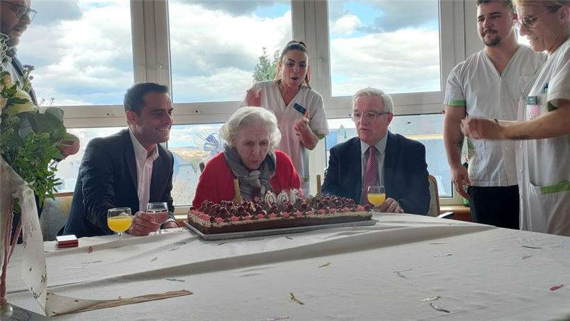 … auszublasen. Sehr zur Freude von Minister Max Hahn (l.) und Bürgermeister Paul...