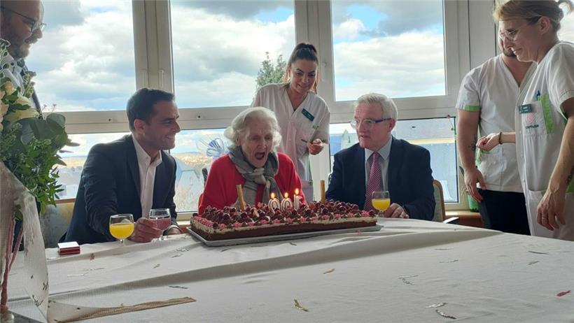 … die Kerzen auf ihrem Geburtstagskuchen …