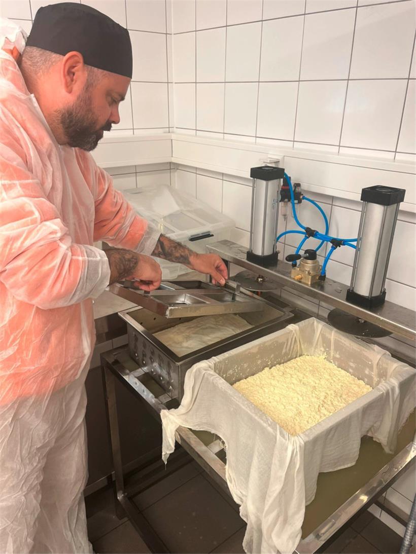 … die zu Tofu gepresst wird.