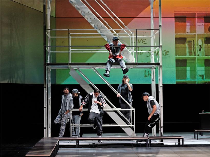 … son rival Hacine (Mehdy Khachachi) et ses potes sont pris dans des histoires de trafic de drogue
