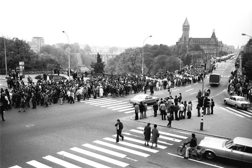 … über die Adolph-Brücke …