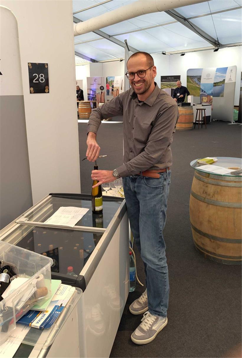 … und Chris beim Öffnen der Weinflaschen
