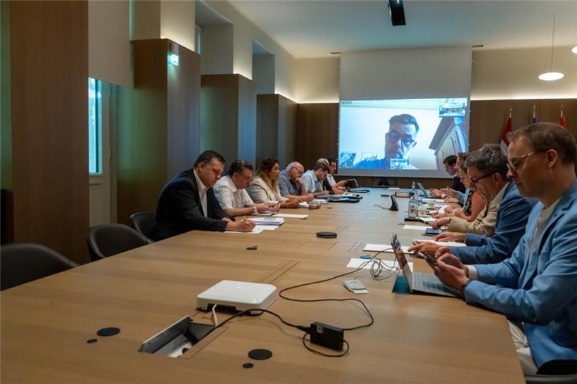 … und Gewerkschaften haben sich am Donnerstag zu Vorbereitungsgesprächen zur Tri...