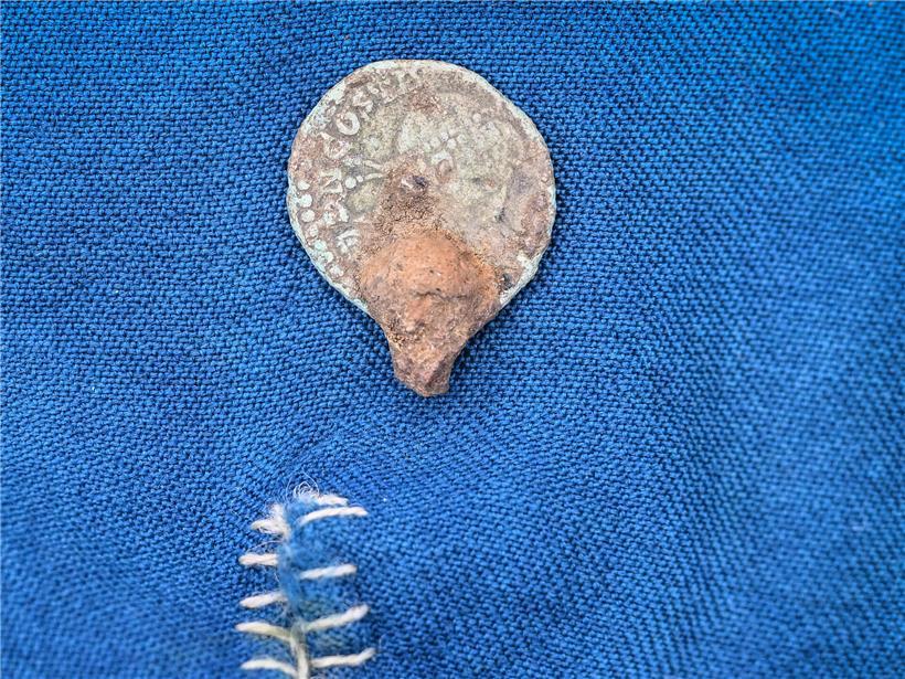 Römische Münze als Merowinger-Schmuckanhänger mit historischem Design aus der Antike und frühen Mittelalter