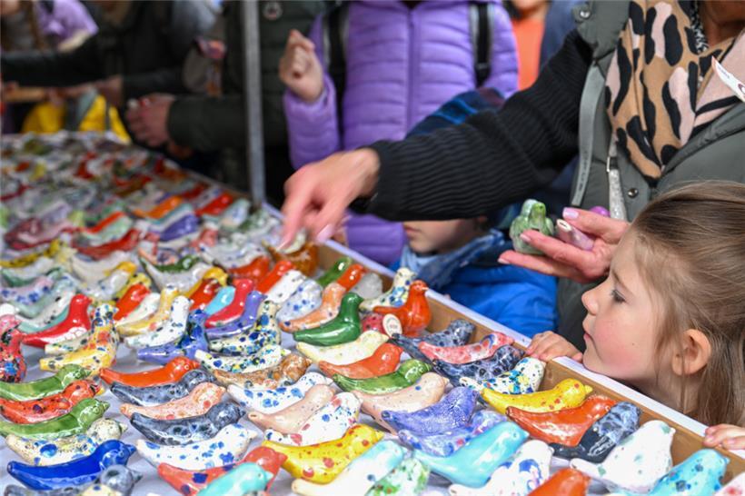 … und schillernd-bunte Tonpfeifen waren im Angebot
