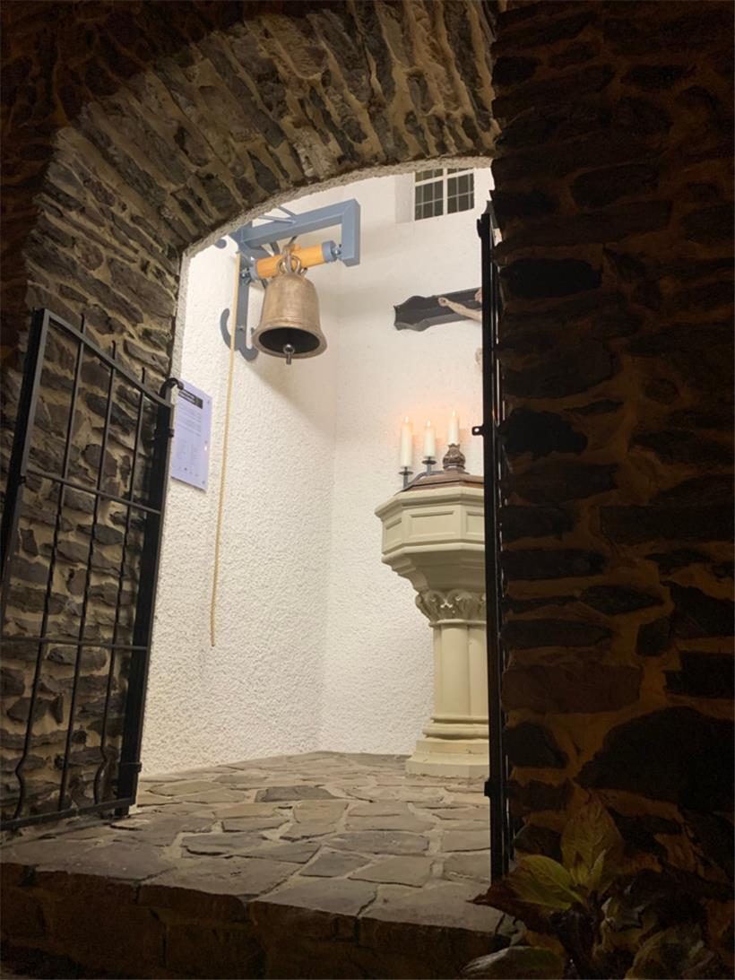 … wurde die Glocke am Freitag an ihren definitiven Platz im 1671 erbauten Glockenturm in Stolzemburg gehievt
