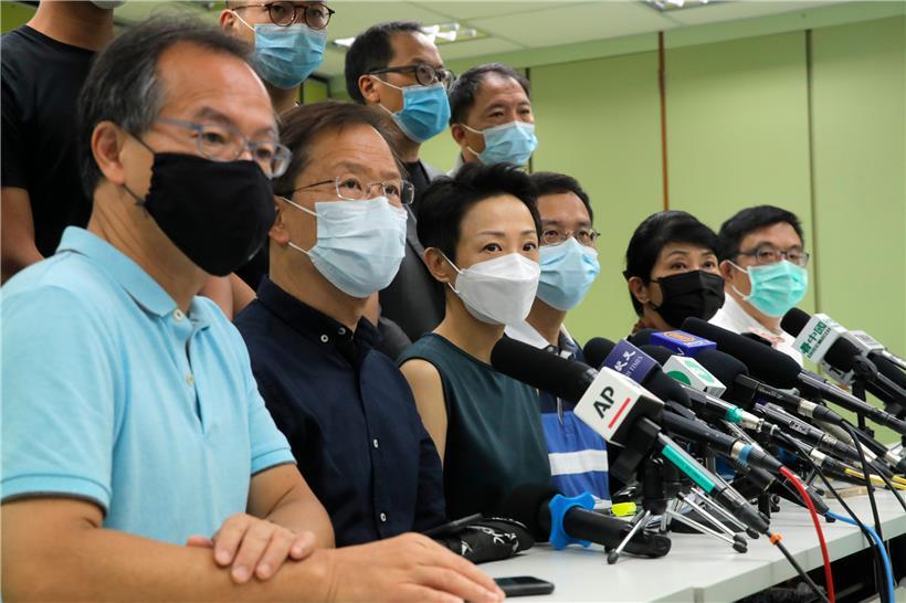01.07.2020, China, Hongkong: Pro-demokratische Gesetzgeber nehmen an einer Pressekonferenz zum neuen Sicherheitsgesetz teil
