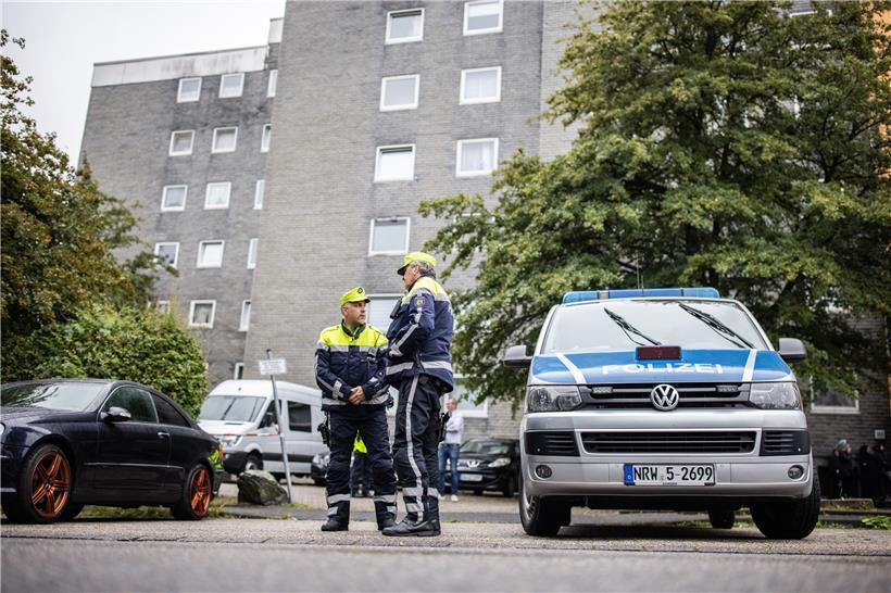 03.09.2020, Nordrhein-Westfalen, Solingen: Polizisten stehen vor einem Wohnhaus....