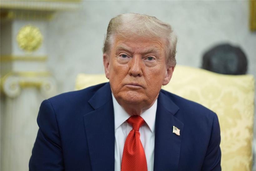 03.09.2025, USA, Washington: US-Präsident Donald Trump hört während eines Treffens mit dem polnischen Präsidenten Nawrocki im Oval Office des Weißen Hauses zu. Foto: Evan Vucci/AP/dpa +++ dpa-Bildfunk +++
