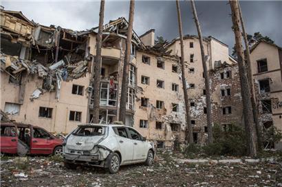 04.03.2022, Ukraine, Irpin: Ein Wohnhaus ist nach einem Beschuss, 26 Kilometer westlich von Kiew zerstört worden
