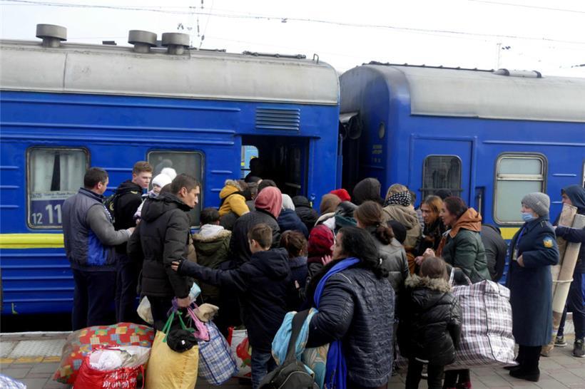 04.03.2022, Ukraine, Odessa: Menschen drängen sich am Bahnhof von Odesa in der Südukraine, um in den Evakuierungszug Odessa-Lviv-Rakhiv einzusteigen
