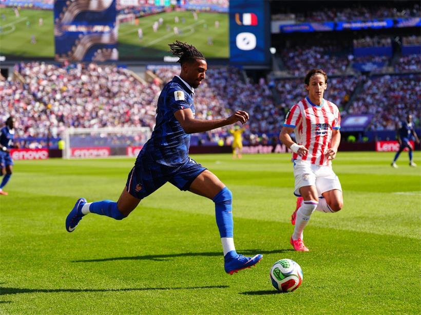 Michael Olise im Duell bei WM 2026 Achtelfinale Paraguay vs. Frankreich im Philadelphia-Stadion, USA