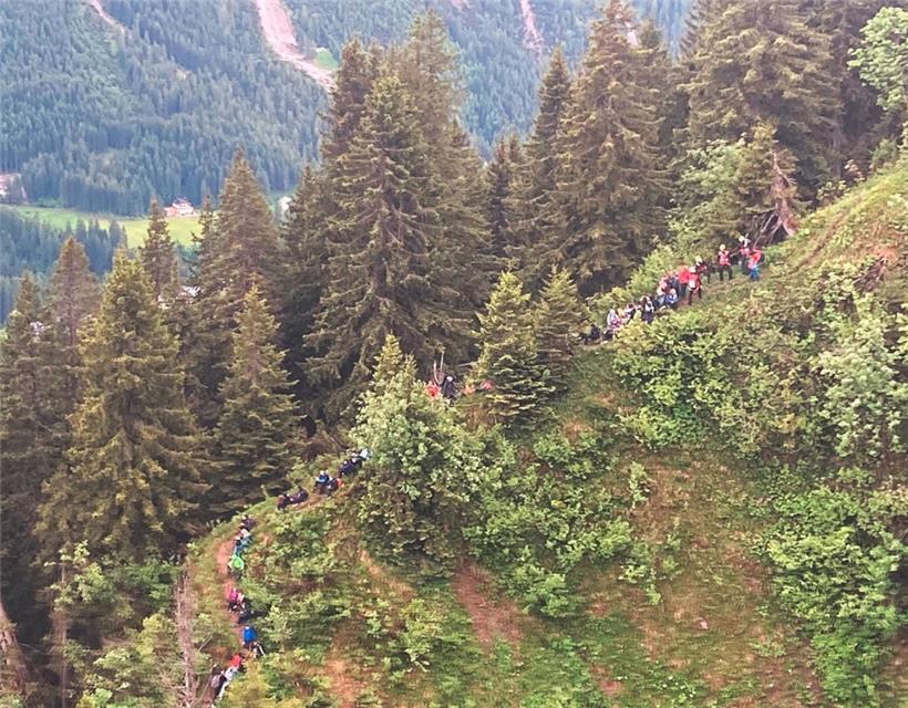 08.06.2022, Österreich, Mittelberg: Schüler und eine Lehrergruppe im österreichischen Kleinwalsertal
