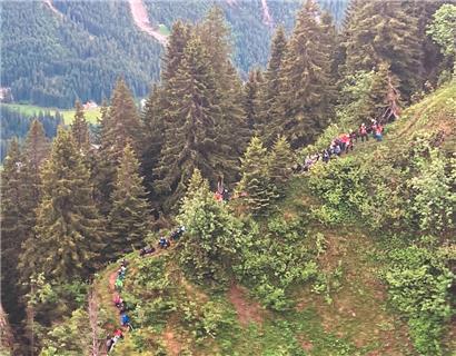 08.06.2022, Österreich, Mittelberg: Schüler und eine Lehrergruppe im österreichischen Kleinwalsertal
