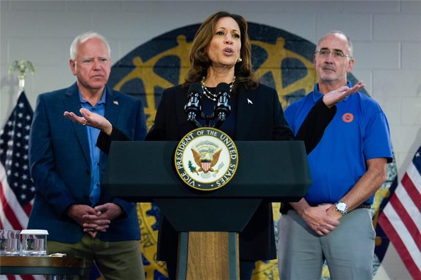 08.08.2024, USA, Wayne: Die demokratische Präsidentschaftskandidatin Kamala Harris (M) mit dem demokratischen Vizepräsidentschaftskandidaten Tim Walz (l) spricht bei einer Wahlkampfveranstaltung der UAW Local 900. Foto: Julia Nikhinson/AP/dpa +++ dpa-Bildfunk +++
