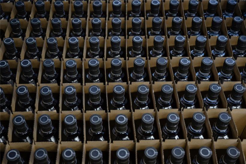 09.03.2025, USA, Graham: Die Flaschen werden in Kisten im Abfüllbereich der Bard Distillery in Graham, Kentucky, USA, gelagert. Foto: Jon Cherry/FR171965 AP/dpa +++ dpa-Bildfunk +++
