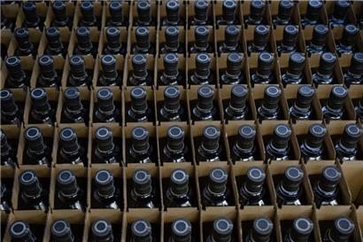 09.03.2025, USA, Graham: Die Flaschen werden in Kisten im Abfüllbereich der Bard Distillery in Graham, Kentucky, USA, gelagert. Foto: Jon Cherry/FR171965 AP/dpa +++ dpa-Bildfunk +++
