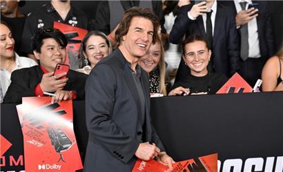 10. Juil 2023, New York: Tom Cruise gibt Autogramme bei der Premiere von „Mission: Impossible – Dead Reckoning Part One“ im Rose Theater im Lincoln Center
