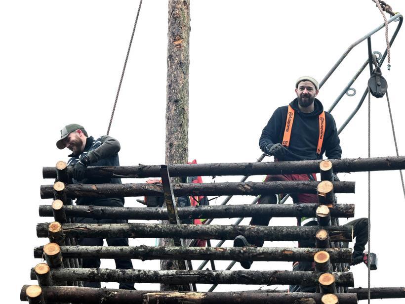 Bau einer 10 Meter hohen Burg aus Holz im Garten mit Sicherheitsnetz und Kletterwand