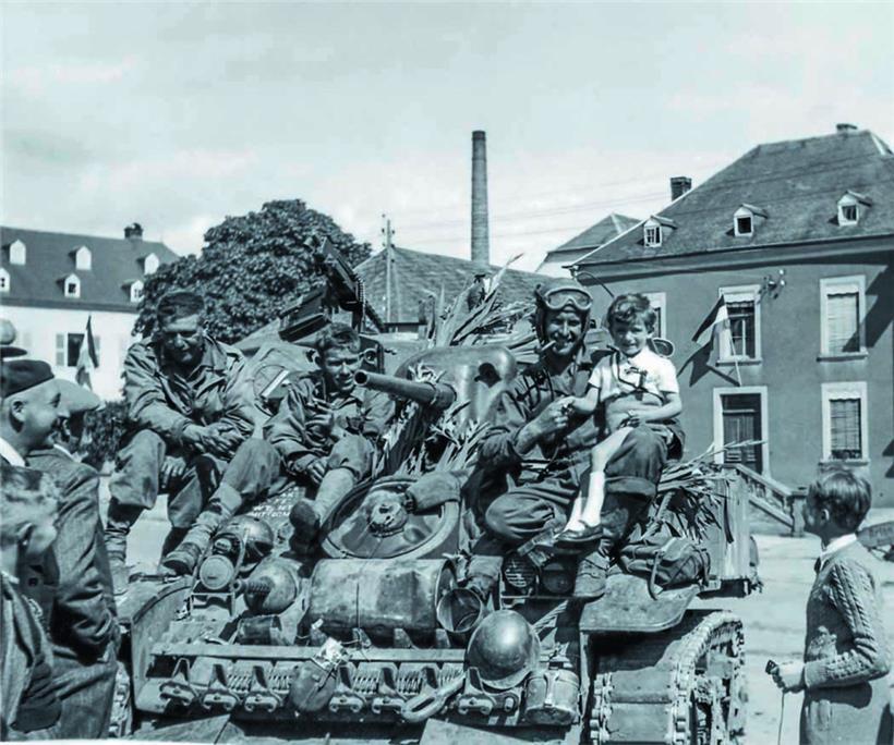 10. September 1944: US-Soldaten lassen sich im Kern von Mersch feiern
