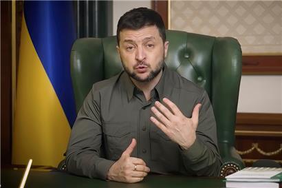 10.04.2022, Ukraine, Kiew: Dieses vom Pressebüro des ukrainischen Präsidenten zur Verfügung gestellte Videostandbild zeigt Wolodymyr Selenskyj, Präsident der Ukraine, während einer Videobotschaft am Sonntag.
