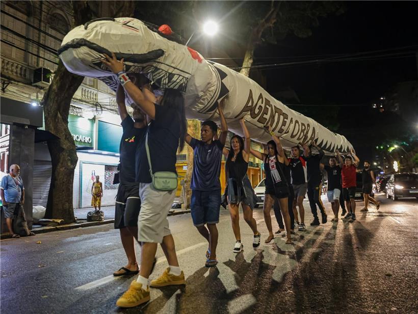 10.11.2025, Brasilien, Belem: Aktivisten tragen eine große Schlangenpuppe mit der Aufschrift „a gente cobra“ („wir fordern Maßnahmen“) während einer Demonstration zur Verteidigung des Amazonasgebiets am Eröffnungstag der COP30. Bei der Demonstration auf der Avenida Presidente Vargas wurden Projektionen und Symbole gezeigt, die für Klimagerechtigkeit plädieren und fordern, dass die Verantwortlichen für Umweltschäden zur Rechenschaft gezogen werden. Foto: Allison Sales/dpa +++ dpa-Bildfunk +++