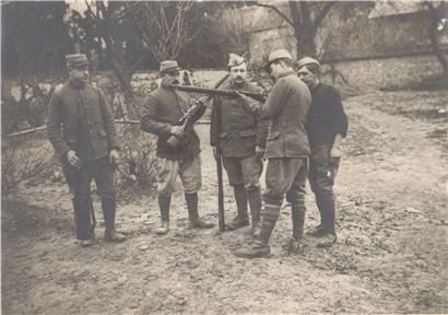 11. Januar 1916: Die Luxemburger Legionäre Jean Ettinger aus Niederkorn, Nic. Kess aus Grevenmacher und Fr. Weber aus Heinerscheid in Montgobert (Aisne)
