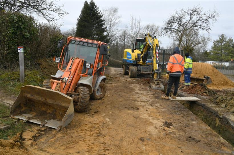 110.000 Euro kostet die neue Leitung mitsamt 16 Wasserhähnen. Die Versorgung in der Schrebergartenanlage „Schneier“ wird dadurch verbessert und Wasservergeudung durch undichte Stellen vermieden.
