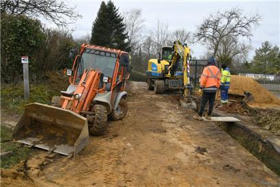 110.000 Euro kostet die neue Leitung mitsamt 16 Wasserhähnen. Die Versorgung in der Schrebergartenanlage „Schneier“ wird dadurch verbessert und Wasservergeudung durch undichte Stellen vermieden.
