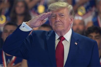 11.08.2026, USA, Geneva: US-Präsident Donald Trump nimmt an den Patriot Games an der Spire Academy in Geneva, Ohio, teil. Foto: Mark Schiefelbein/AP/dpa +++ dpa-Bildfunk +++