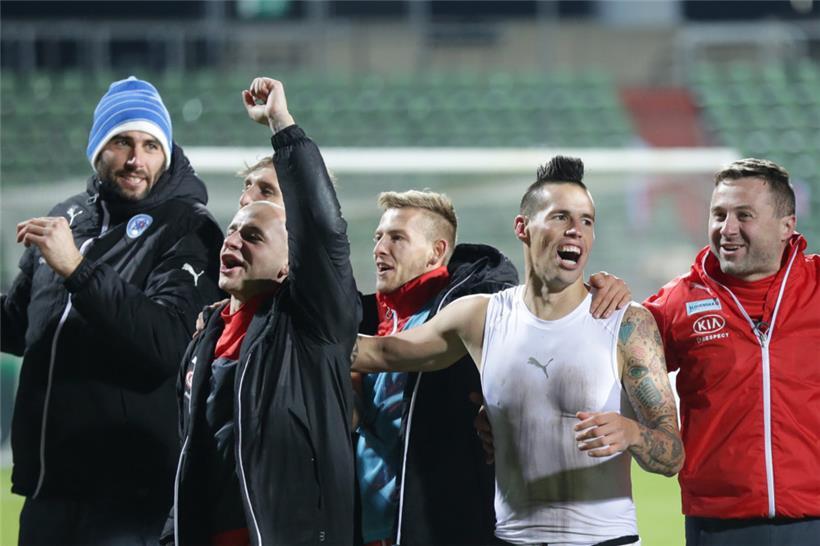 12. Oktober 2015: Marek Hamsik (in Weiß) und die Slowakei feiern im Stade Josy Barthel die erstmalige Teilnahme an einer Europameisterschaft
