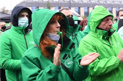 120 Mitarbeiter des „Luxemburger Wort“ haben sich eingefunden, um gegen den geplanten Stellenabbau zu protestieren
