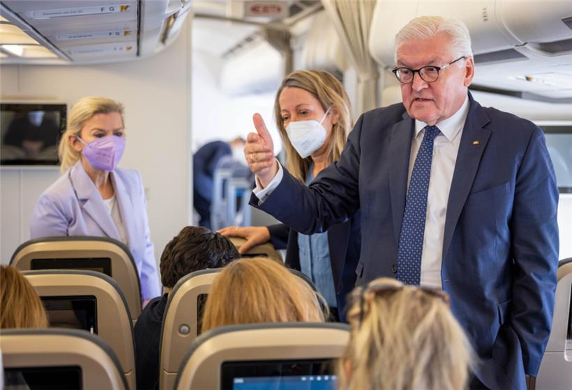 12.04.2022, Berlin, –: Bundespräsident Frank-Walter Steinmeier (r) spricht im Flugzeug bei der eintägigen Reise nach Polen mit mitreisenden Journalisten. Er wird sich in Warschau mit dem polnischen Präsidenten Duda treffen. Im Mittelpunkt ihrer Gespräche wird der russische Angriffskrieg in der Ukraine stehen. Foto: Jens Büttner/dpa +++ dpa-Bildfunk +++
