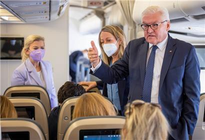 12.04.2022, Berlin, –: Bundespräsident Frank-Walter Steinmeier (r) spricht im Flugzeug bei der eintägigen Reise nach Polen mit mitreisenden Journalisten. Er wird sich in Warschau mit dem polnischen Präsidenten Duda treffen. Im Mittelpunkt ihrer Gespräche wird der russische Angriffskrieg in der Ukraine stehen. Foto: Jens Büttner/dpa +++ dpa-Bildfunk +++

