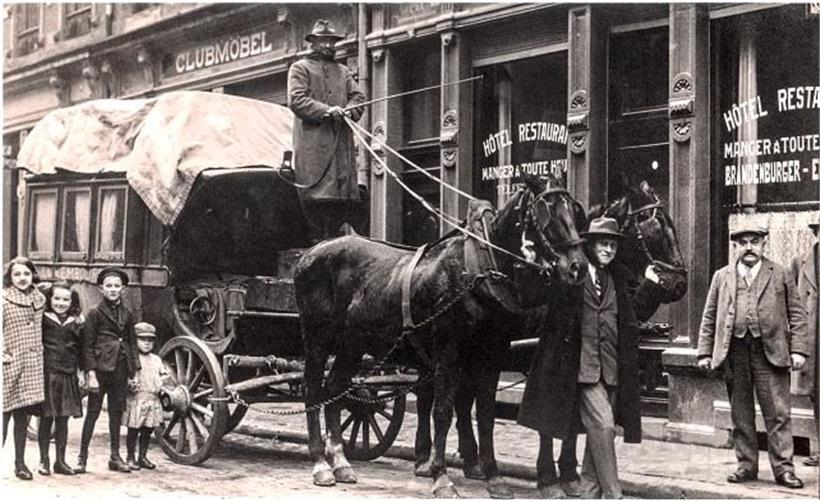 130 Jahre lang hat das Unternehmen Clement seine Passagiere in die Hauptstadt gebracht, zunächst noch mit der Kutsche
