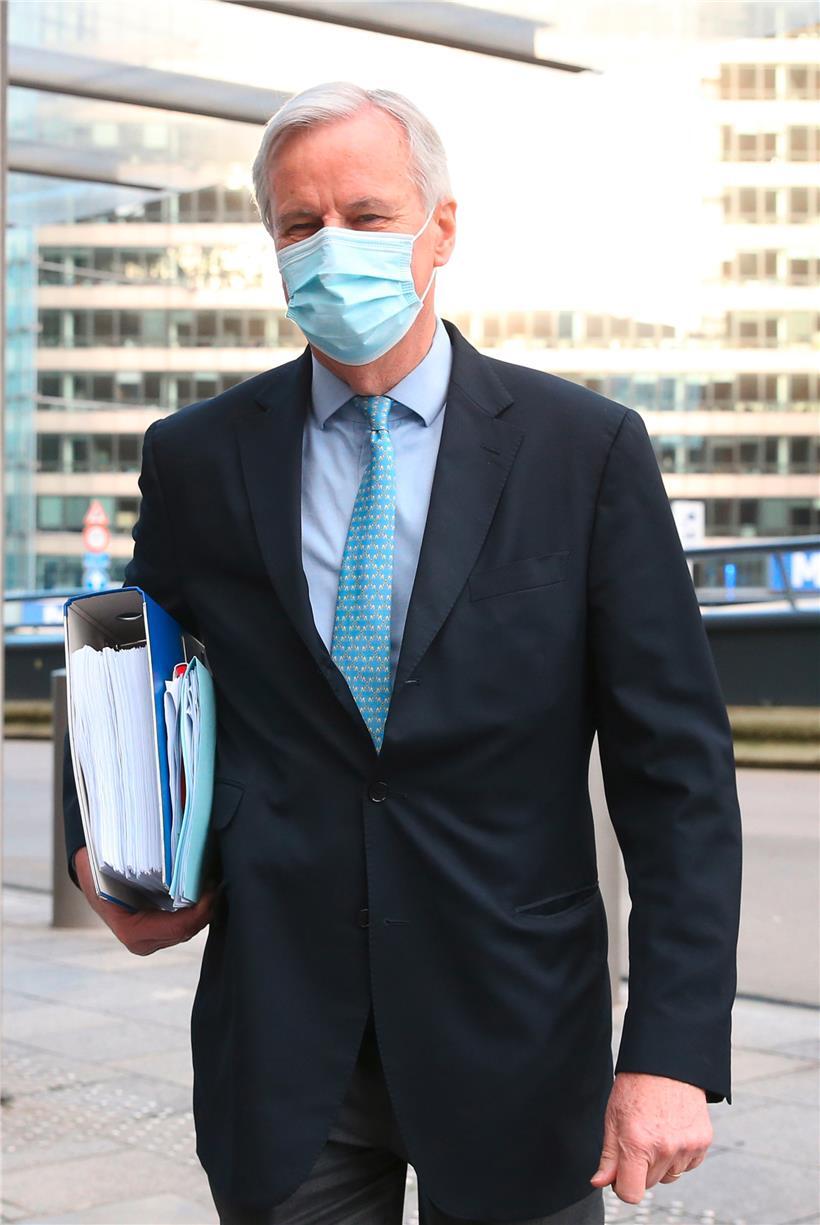 1.300 Seiten dick: EU-Chefverhandler Michel Barnier brachte den Botschaftern der Mitgliedstaaten bei der EU am Weihnachtstag das ausgehandelte Post-Brexit-Abkommen
