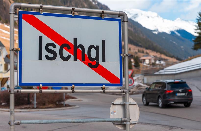 13.03.2020, Österreich, Ischgl: Ein Ortsschild steht am Ende der Ortschaft Ischgl. Die Skisaison in mehreren österreichischen Bundesländern, darunter auch in Tirol, wird nach diesem Wochenende vorzeitig beendet. Foto: Jakob Gruber/APA/dpa +++ dpa-Bildfunk +++
