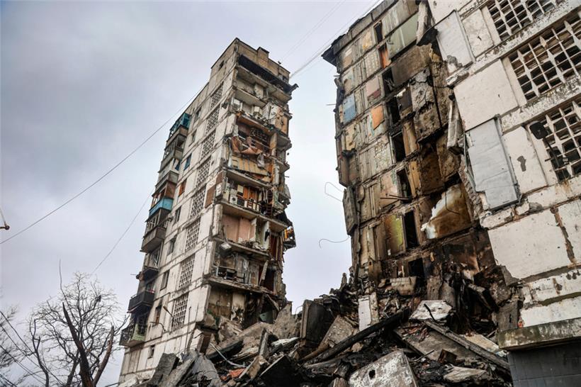 13.04.2022, Ukraine, Mariupol: Ein während der Kämpfe beschädigtes Gebäude steht auf dem Gebiet im Osten von Mariupol, das jetzt unter der Kontrolle der Regierung der Donezker Volksrepublik steht
