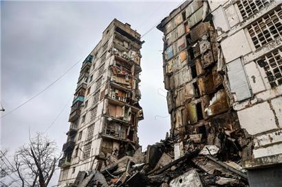 13.04.2022, Ukraine, Mariupol: Ein während der Kämpfe beschädigtes Gebäude steht auf dem Gebiet im Osten von Mariupol, das jetzt unter der Kontrolle der Regierung der Donezker Volksrepublik steht

