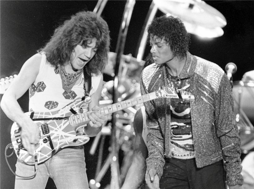 14. Juli 1984: Gitarrist Eddie Van Halen (l.) spielt mit Michael Jackson „Beat It“. Das Foto entstand auf Jacksons „Victory Tour“-Konzert in Irving/USA. 
